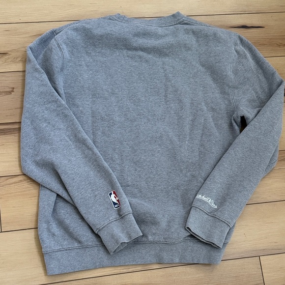 Mitchell & Ness Los Angeles Lakers Gray Crewneck with Purple & Gold Logo - Picture 6 of 9